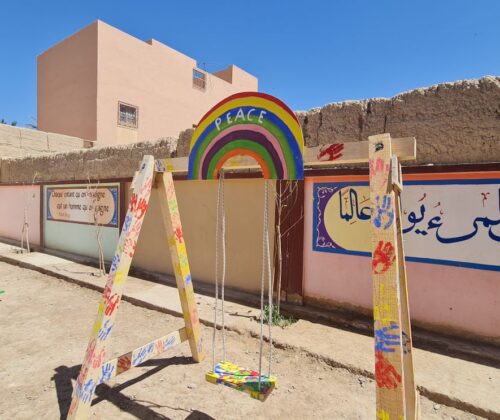 Un'altalena in una scuola in Africa realizzata durante il team building sociale realizzato come esperienza pratica di un corso di Project Management.
